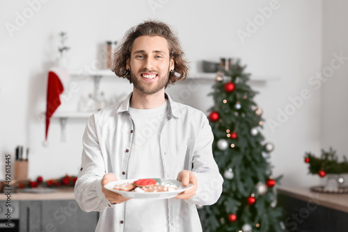 Smiling man holding plate o...