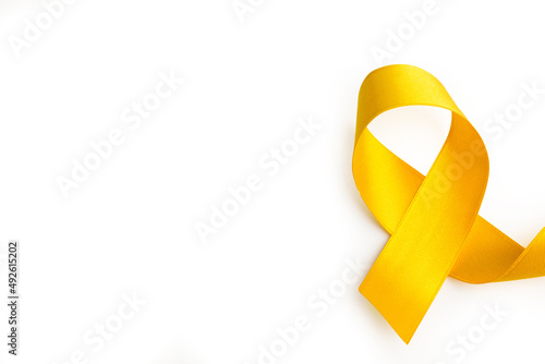 Lazo amarillo sobre un fondo blanco liso y aislado. Vista superior y de cerca. Copy space. Concepto: conciencia del cáncer 
