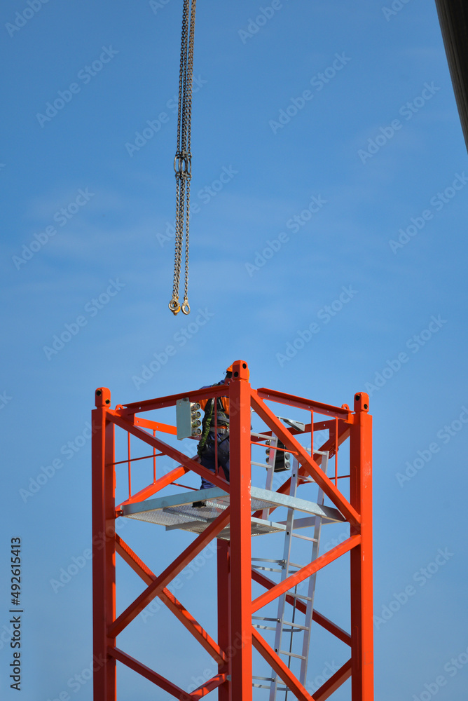 Ouvriers travaillant à la construction d'une grue Ouvriers travaillant à la construction d'une grue