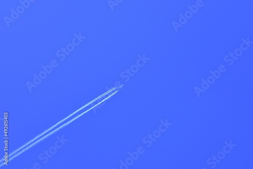 青空と一直線に伸びる飛行機雲