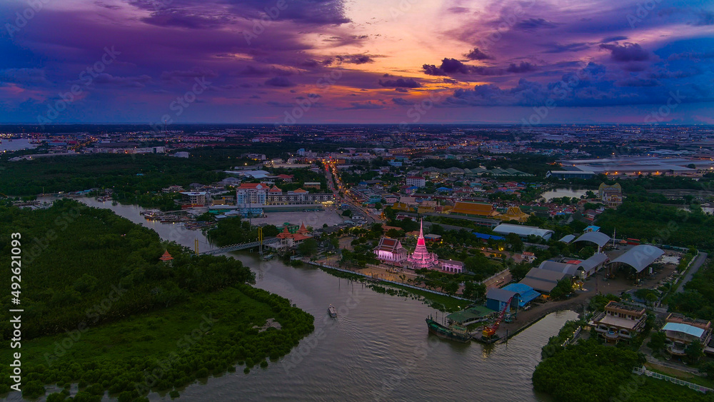 Phra Samut Chedi and sunset