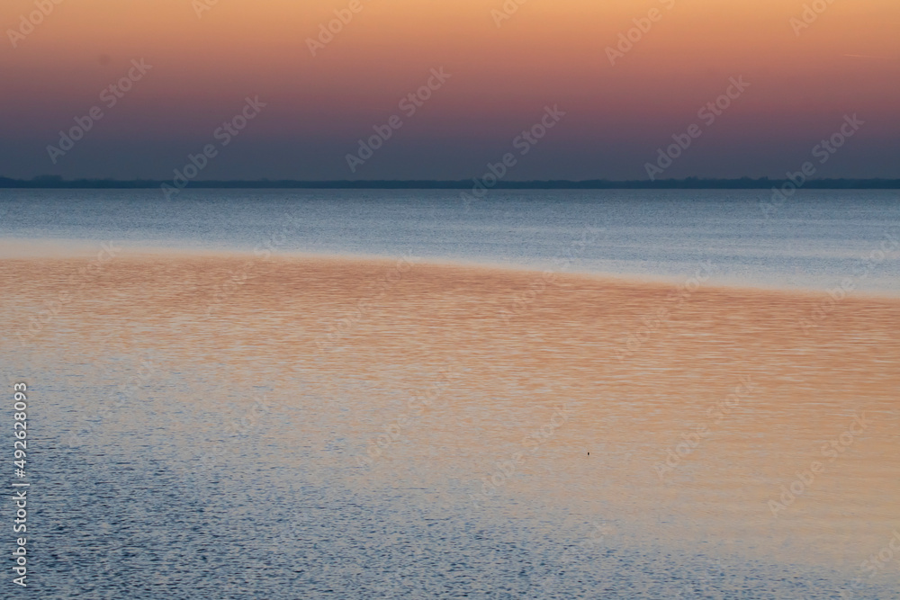 kolorowy zachód słońca nad jeziorem