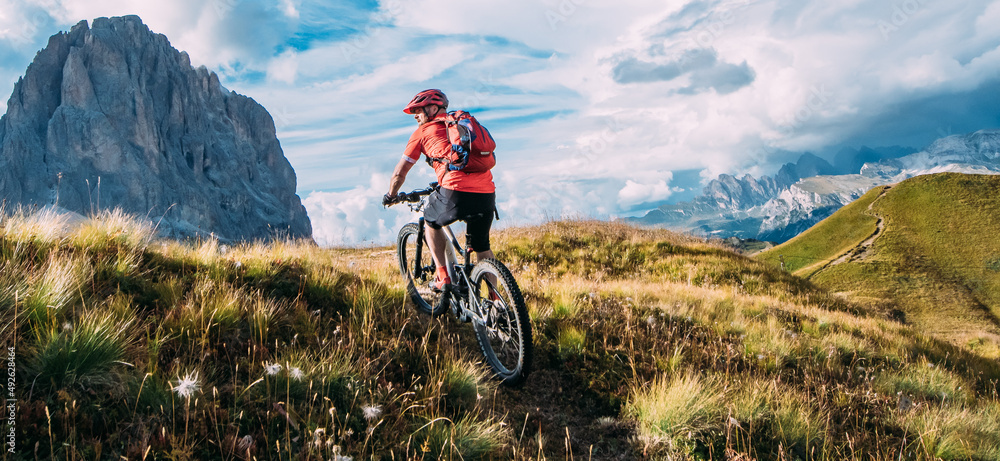 Rower górski, wyprawa rowerem elektrycznym w górach, Dolomitach. Pasja i przygoda  - obrazy, fototapety, plakaty 