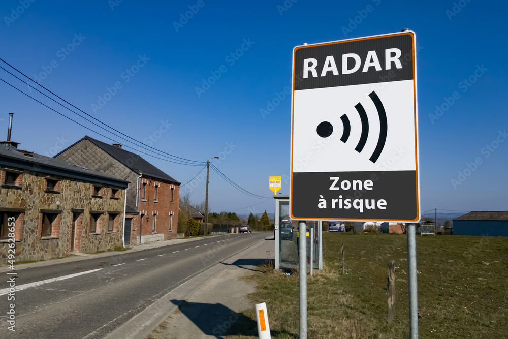 Radar Zone Panneau de présence d'un radar dans une zone à risque Stock Photo ...