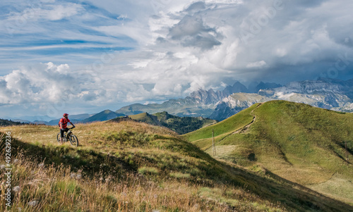 Rower elektryczny -wyprawa w górach -Dolomitach wspaniałe widoki i pełnia radości i szczęścia, niezapomniana przygoda rowerzysty © Beenis