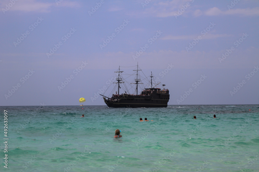 Obraz premium wooden ship in the mediterranean sea near the island of cyprus
