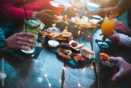 Obraz na plátně People hands holding cocktail glasses in bar table - Group of people eating appe