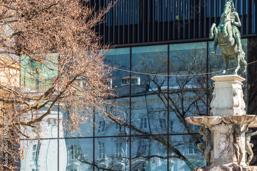 Wallpaper Mural Baum, Brunnen und Spiegelung im Glas Torontodigital.ca