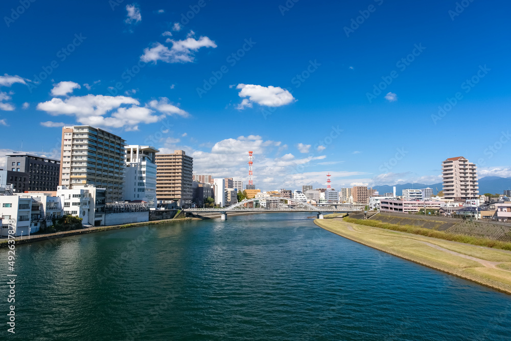Obraz premium 静岡県沼津市 狩野川と市街地の街並み 永代橋から
