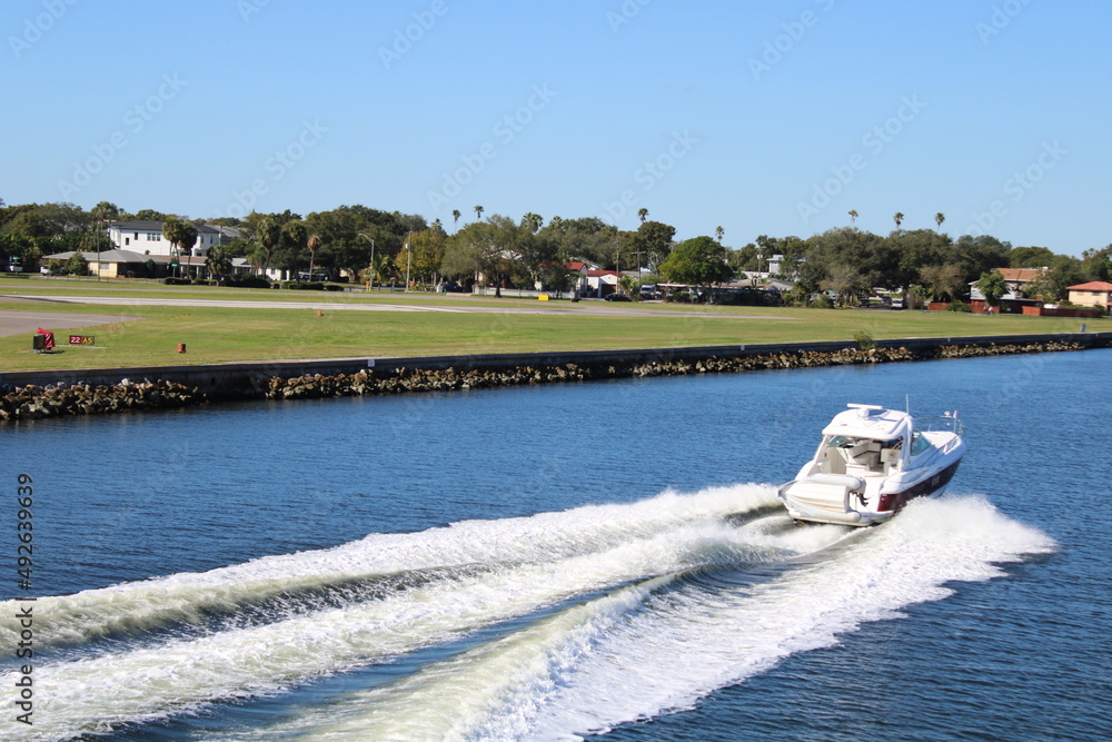Obraz premium boat on the bay