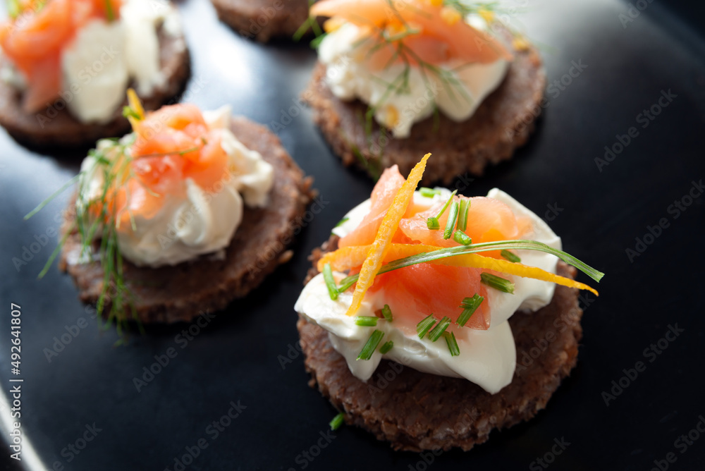 Saporite canapès condite con crema di formaggio e salmone affumicato Stock  写真 | Adobe Stock