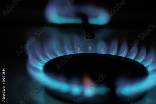 Guerre en Ukraine, hausse du prix du gaz, plaque a gaz en train de brûler © ON-Photographie
