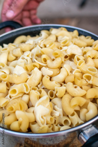 cocinando macarrones con queso en el asador 

macarrones con queso 

pasta 

macarrones con queso, tocino , cebollín 