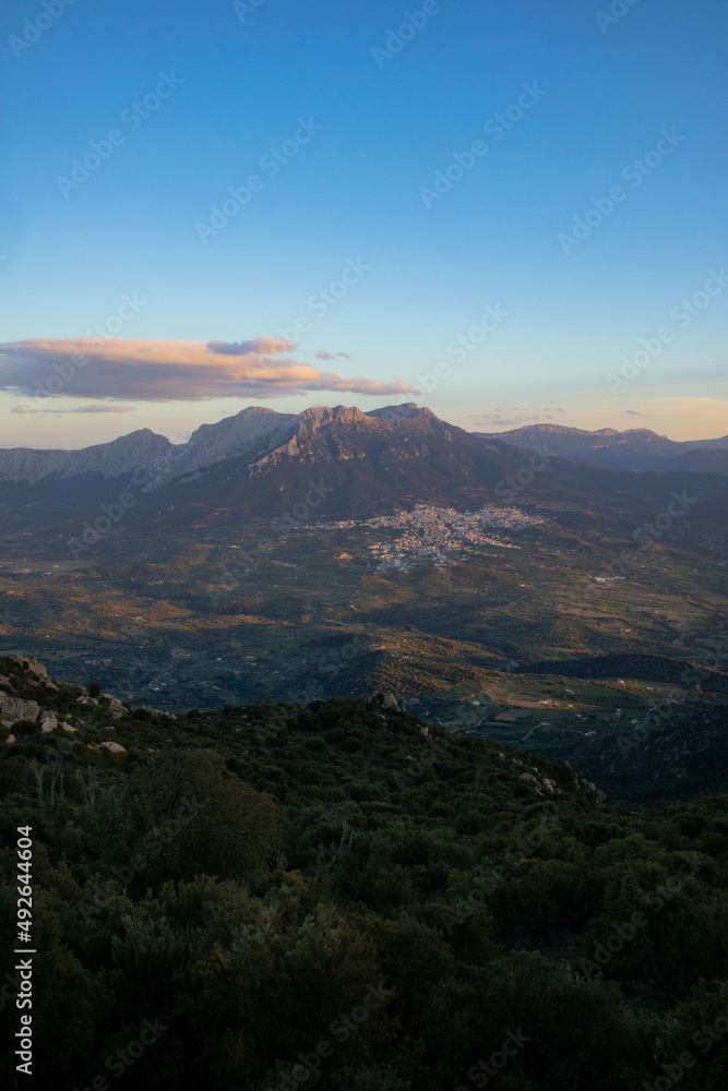 Tramonto su Oliena dal Monte Ortobene, provincia di Nuoro, Sardegna