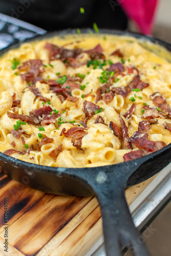 cocinando macarrones con queso en el asador 

macarrones con queso 

pasta 

macarrones con queso, tocino , cebollín 