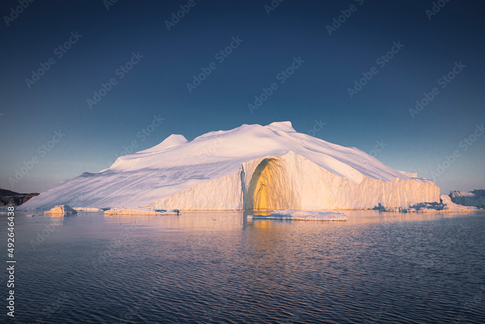 grandes bloques de hielo flotando sobre el mar, icebergs en el polo norte.