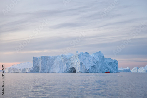 grandes bloques de hielo flotando sobre el mar  icebergs en el polo norte.