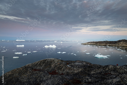 grandes bloques de hielo flotando sobre el mar  icebergs en el polo norte.