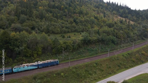 The train goes in the mountains