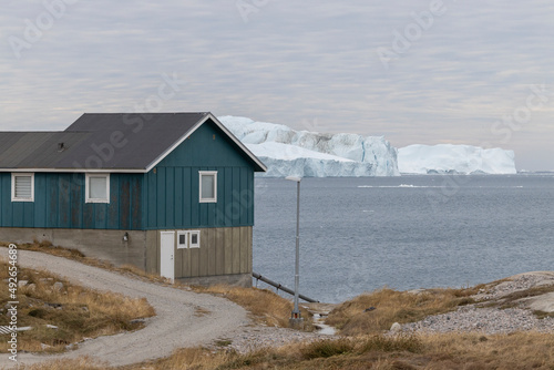 típico pueblo groenlandés en el círculo polar ártico rodeado de icebergs. © Néstor Rodan