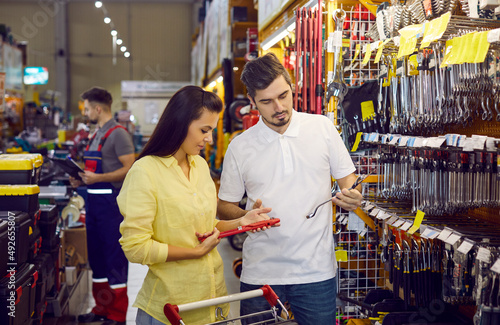 Obraz na plátně Customers shopping at a DIY store