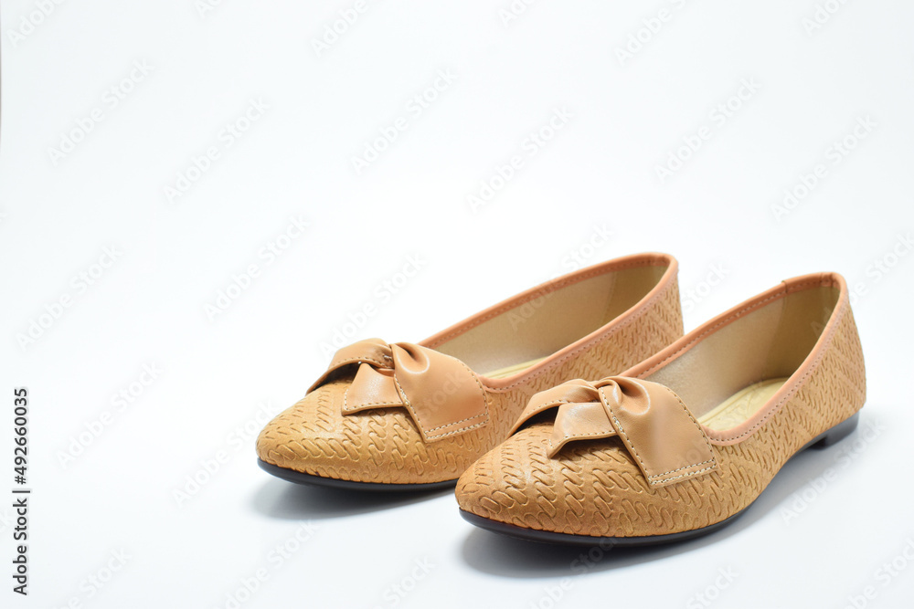 Naklejka premium Sandalias de color Beige para dama. Calzado cómodo para mujer sobre un fondo blanco. Espacio para texto al lado Izquierdo. 