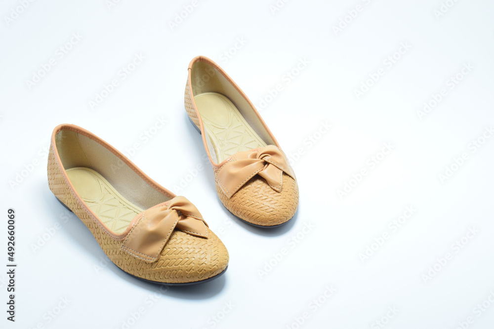 Sandalias de color Beige para dama. Calzado cómodo para mujer sobre un fondo blanco. Espacio para texto al lado derecho. Sandalias de color Beige para dama. Calzado cómodo para mujer sobre un fondo blanco. Espacio para texto al lado derecho.