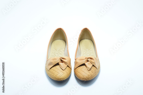 Sandalias de color Beige para dama. Calzado cómodo para mujer sobre un fondo blanco. Vista Superior. 