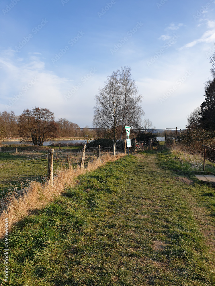 Ruhrauen mit Feldweg in Mülheim an der Ruhr Ruhrauen mit Feldweg in Mülheim an der Ruhr