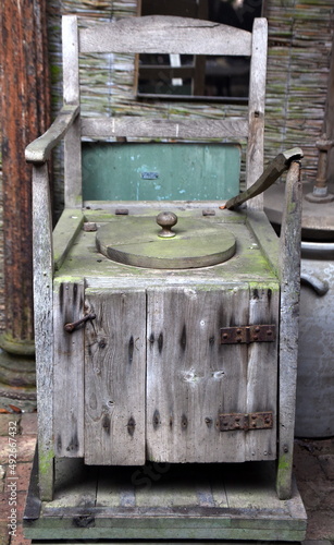 Mittelalterlicher Toilettenstuhl aus Holz photo