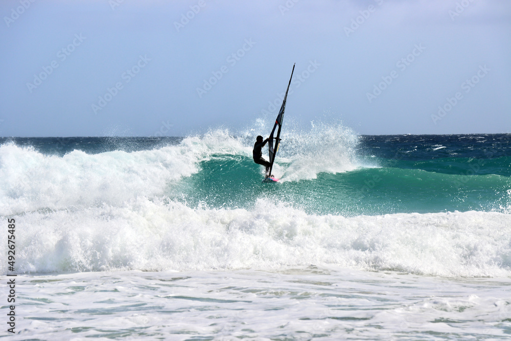 Windsurfer bei heftigem Wind und starken Wellen