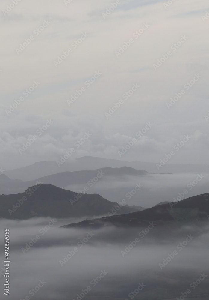 Le montagne tra la nebbia