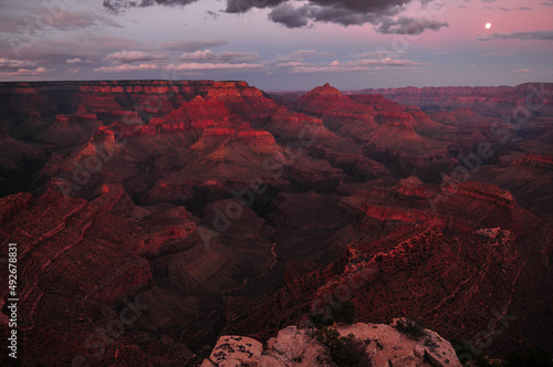 Fotografiet Crimson twilight and the moon from Shoshone Point overlook on the South Rim of t