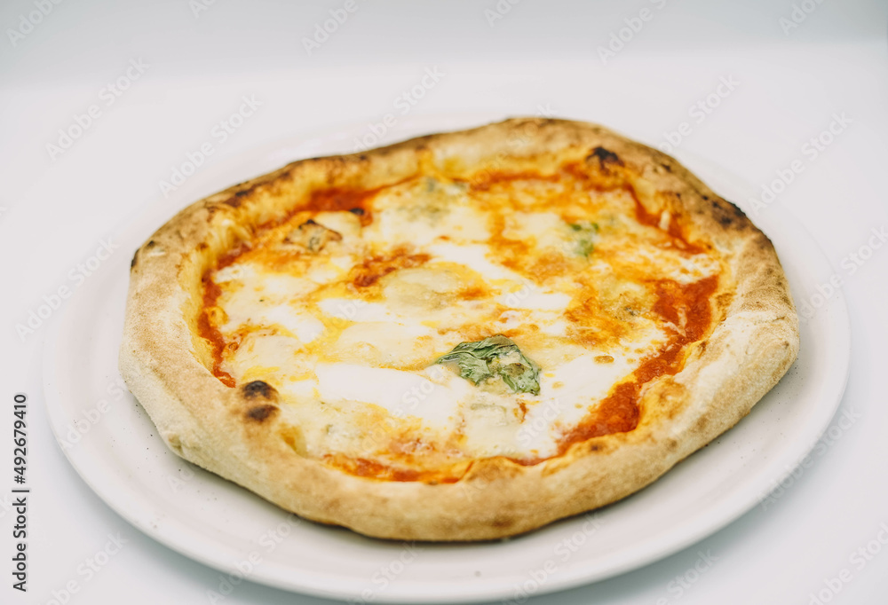 Pizza casera estilo napolitano con bordes gruesos