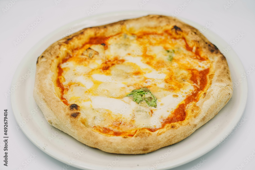 Pizza casera estilo napolitano con bordes gruesos Pizza casera estilo napolitano con bordes gruesos