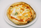 Pizza casera estilo napolitano con bordes gruesos
