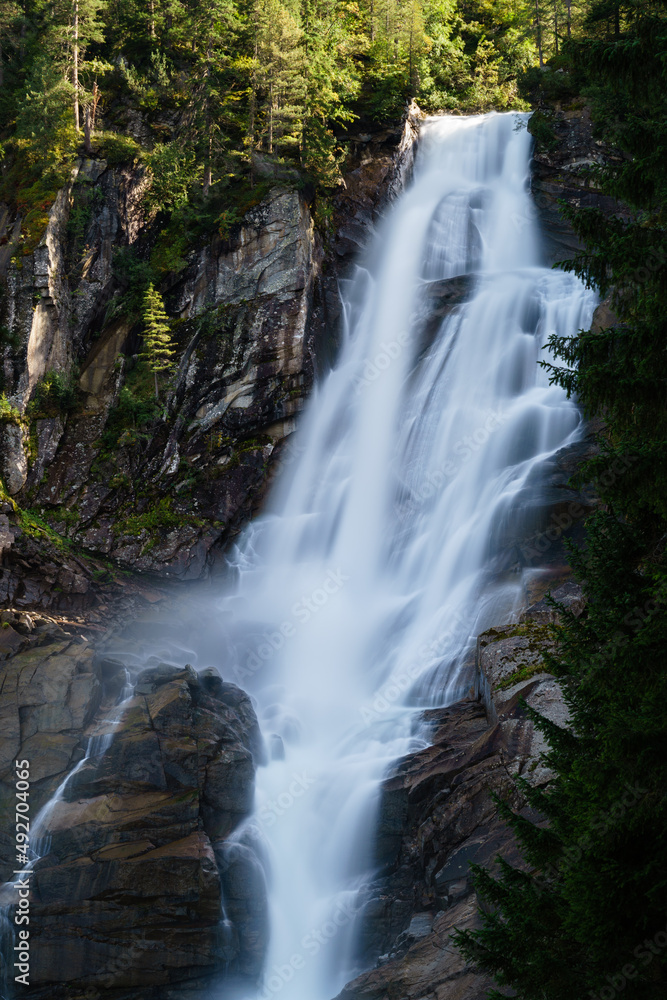 Langzeitbelichtung eines Wasserfalls der Krimmler Wasserfälle in Salzburg, Österreich