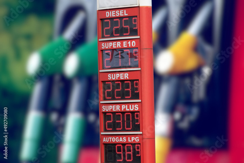 Eine Tankstelle und hohe Preise für Kraftstoffe in Deutschland