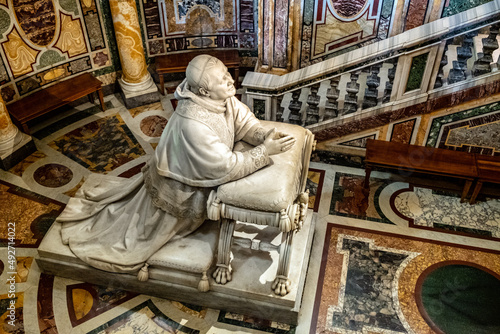 Obraz na plátne Holy Crib reliquary chapel with Pope Pius IX statue beneath presbytery of papal