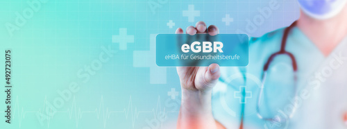 eGBR (Elektronisches Gesundheitsberuferegister). Arzt hält virtuelle Karte in der Hand. Medizin digital