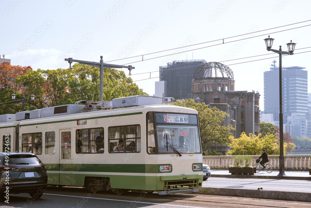 Naklejka premium Atomic Bomb Dome and streetcar (tram) in Hiroshima, Japan 広島の路面電車「広島電鉄」と原爆ドーム
