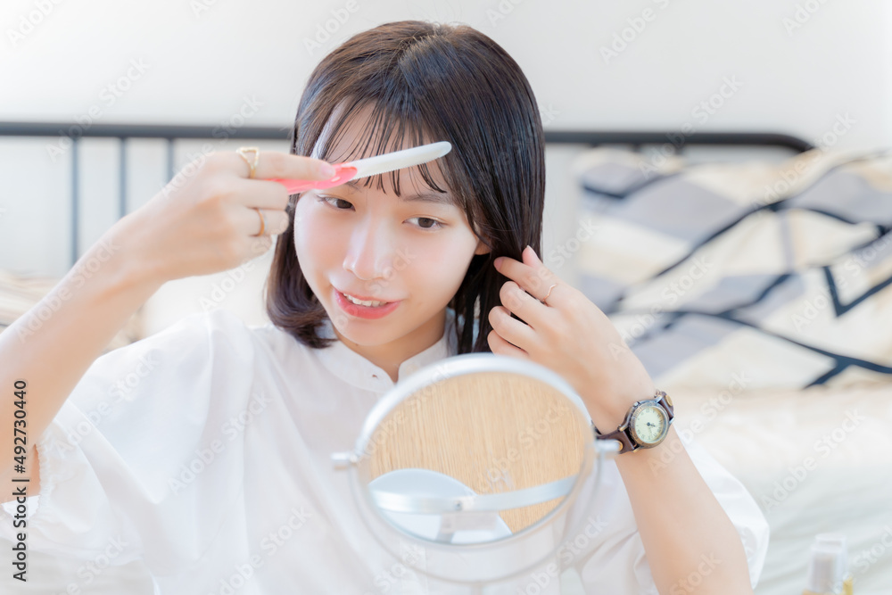 Foto 前髪を直す笑顔の女性