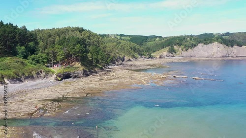 video 4k de un drone sobrevolando costa rocosa en el país vasco