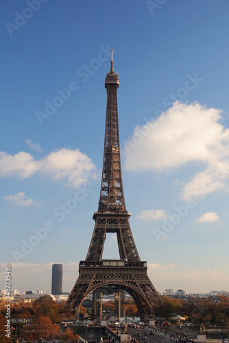 Fototapeta Naklejka Na Ścianę i Meble -  The view of the Eiffel tower from Trocadero hill, Paris	