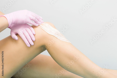 Hair removal in a luxury spa studio. Wax for women's feet with saccharin. Hot sugar. The product is made of a wax bowl. The bank's salon.