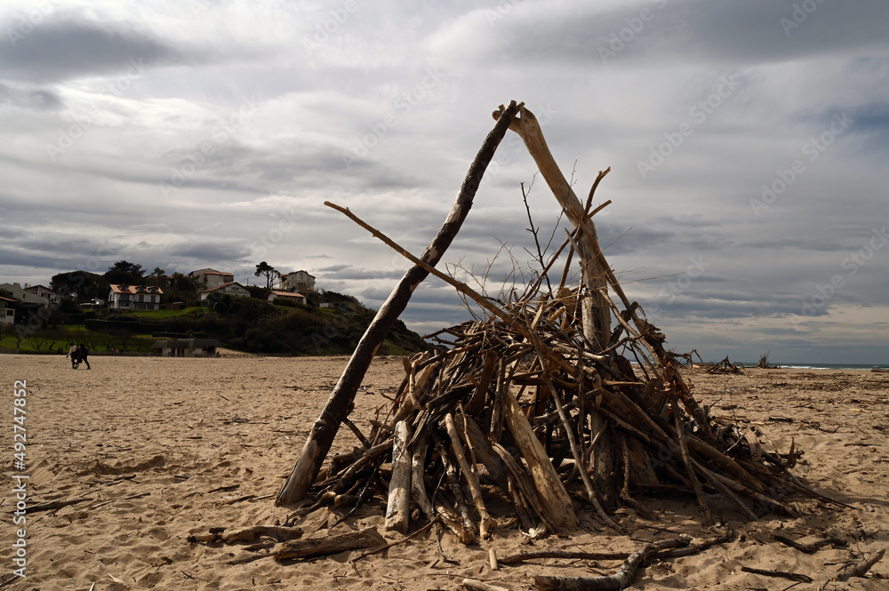 Amas de bois flotté sur la plage de l'Uhabia à Bidart dans les Pyrénées Atlantiques Amas de bois flotté sur la plage de l'Uhabia à Bidart dans les Pyrénées Atlantiques