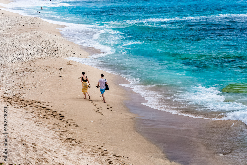 Couple marchant sur la plage de Boucan Canot, Saint-Gilles, île de la Réunion Couple marchant sur la plage de Boucan Canot, Saint-Gilles, île de la Réunion