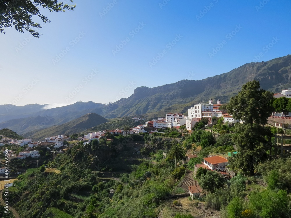 El pueblo de Tejeda y detrás del paisaje protegido de Las Cumbres, Gran Canaria, España (26 04 2018). Típico paisaje agreste con profundos barrancos en los pueblos de la isla.
