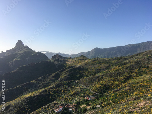 Roque Bentayga  roca  desde la carretera GC-60 en Tejeda  Gran Canaria  Espa  a  26 04 2018 . T  pico paisaje agreste con profundos barrancos en la isla.