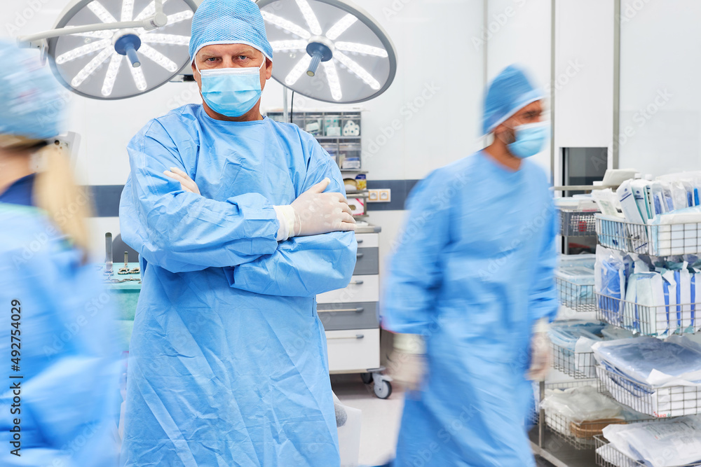 Selbstbewusster Oberarzt im Operationssaal der Klinik Selbstbewusster Oberarzt im Operationssaal der Klinik